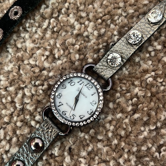Geneva Platinum wrap around leather & rhinestone watch Japan movement - Picture 8 of 9